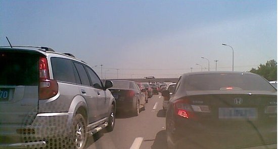网友实拍津汉公路大堵车,津汉公路几乎是天津中心城区与空港之间唯一