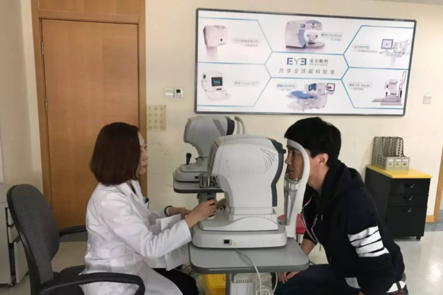 天视体育名嘴全飞秒术前检查直播引万人关注