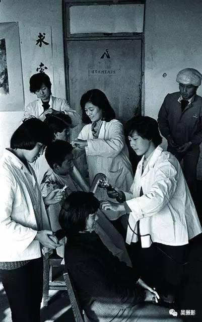 1987年11月15日,南开大学学生勤工俭学,在宿舍内开展理发服务.