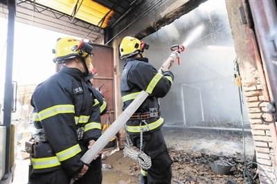 西青一家喷涂厂平房起火 消防员40分钟将火扑