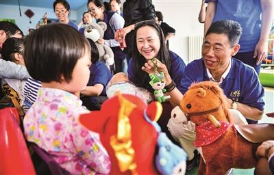 天津义工志愿者爱心援助孤独症儿童衣物玩具