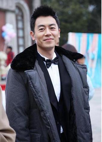 朱亚文晒夫妻亲密床照 女方逆天长腿超抢镜