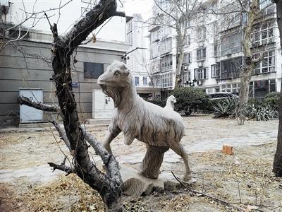 雕塑损坏无人修 有碍观瞻