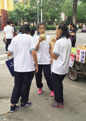 新港中学午饭时间太短:奔跑吧学生 抢时间吃饭