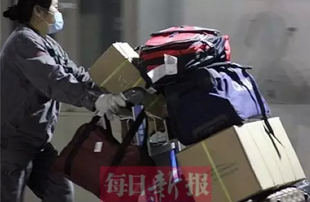 行李超限还不给钱 夫妻大闹天津机场被拘