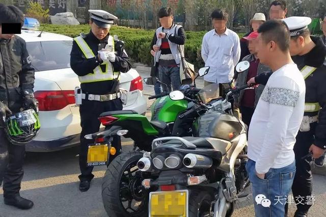 天津两大排量摩托车上路追逐竞驶 交警依法扣