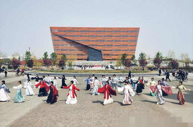太美了!河北工业大学举办“中国华服日”活动