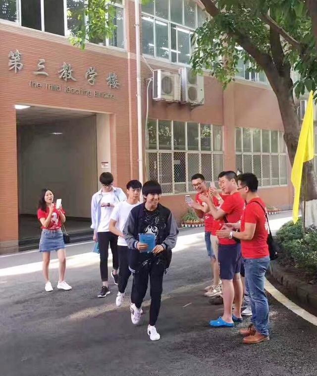 高考路上老师夹道鼓励 王俊凯面露羞涩忙跑开