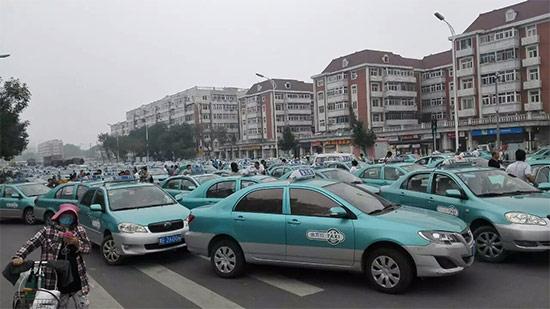 天津红旗路聚集出租车 原是计价器出了问题来修表_大燕网天津站_腾讯网
