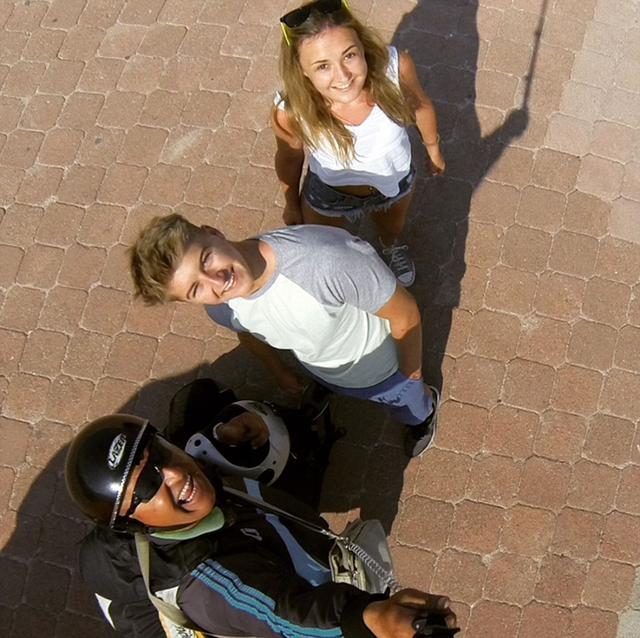 英女大学生地中海上空滑翔不忘自拍