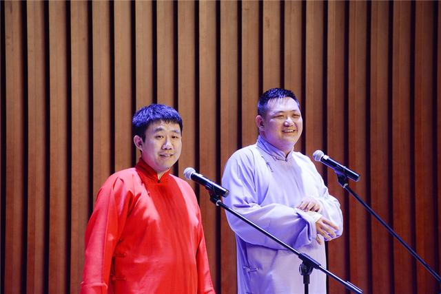 天津这位大学老师课堂上说相声--特别哏