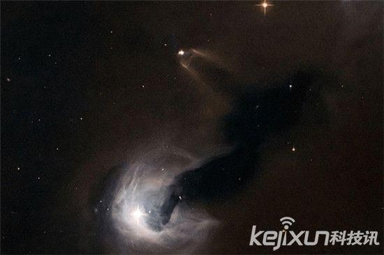 宇宙最新照片 超质量黑洞相当太阳2千万倍