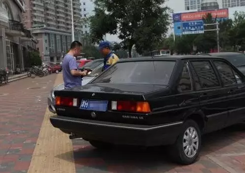 天津网友在人行道停车被收费,公众:这个可以收