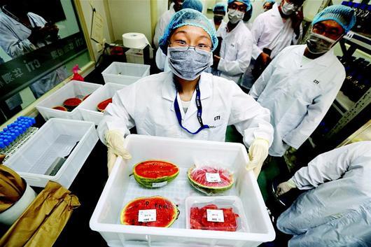 没吃完的西瓜放冰箱 保鲜盒不如裸奔