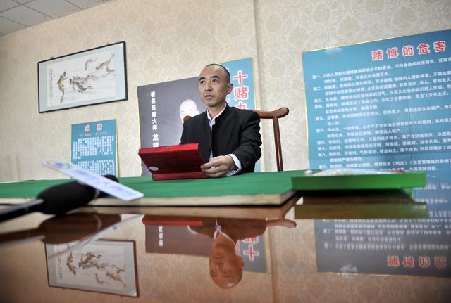 昔日赌神变身反赌大师 揭秘千术内幕