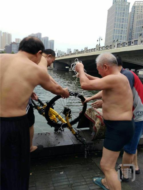 万万没想到!大爷亲水平台垂钓 单车上钩了!