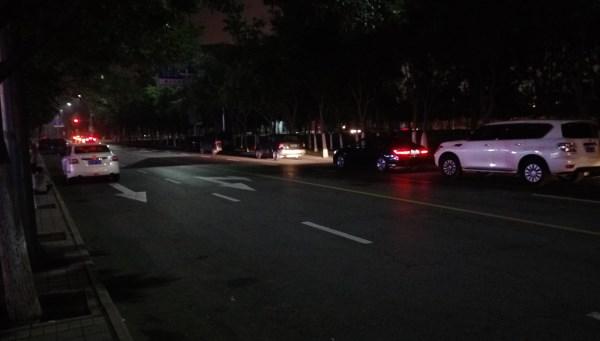 四车道夜间变"两车道" 路边停车有的还是逆向