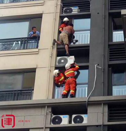 天津一男子安装空调外机 手不慎骨折被困--滨海高新网