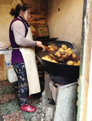 质监巡查遇见老熟人 妇女躲废墟里炸面筋