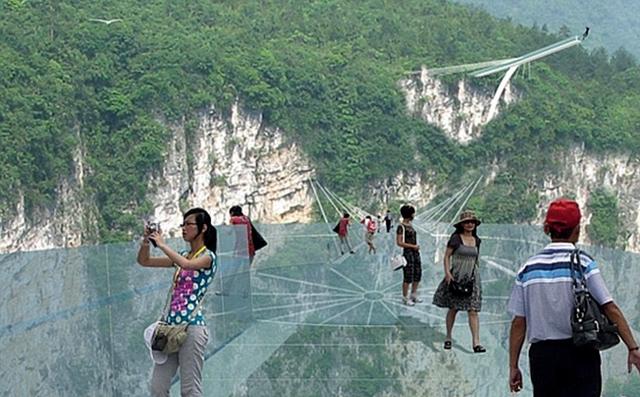 挑战透明玻璃桥 新视野下的张家界大峡谷