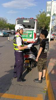 警保联动践行承诺 电动车巡查彰显人保服务