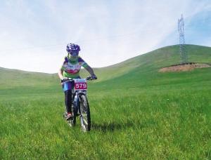 10岁天津男孩完成草原铁木真赛山地车骑行项