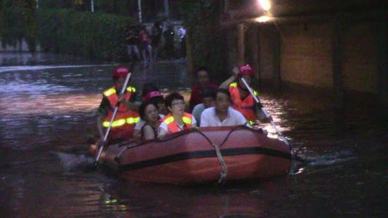 天津消防启用冲锋舟 63人被救