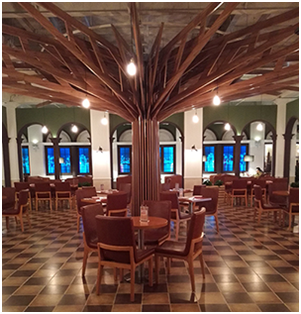 山姆大叔美食航母披红挂彩驶入天津港