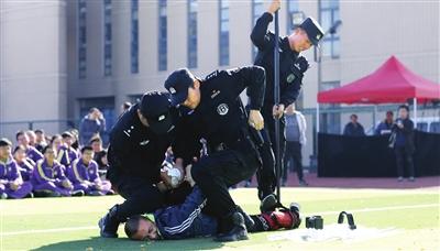 天津市尖刀机动队 开展特警在身边安全进校园