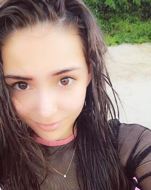 昆凌晒素颜泳装自拍照 头发湿漉漉性感撩人