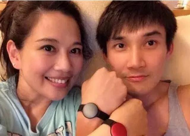 婚后陈松伶很是幸福啦,成为了全职"张师奶",很少出来拍戏了,自己开了