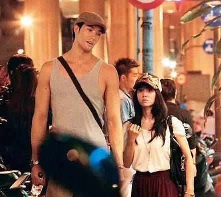 160和165身高差图片,168和165身高对照图 张若昀181cm,唐艺昕165cm,身高差"仅仅"有17cm,但两人的恋情的低调