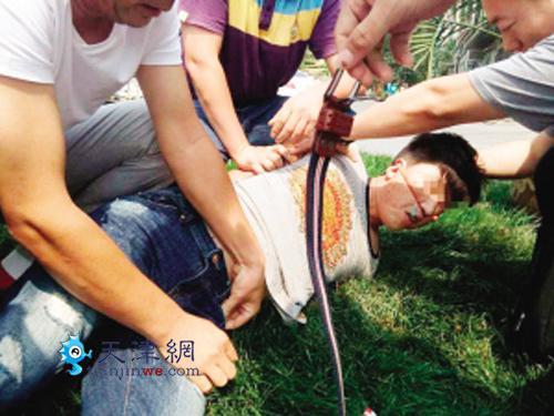 吸毒男子碰瓷筹毒资 带匕首骗钱不成就愣抢