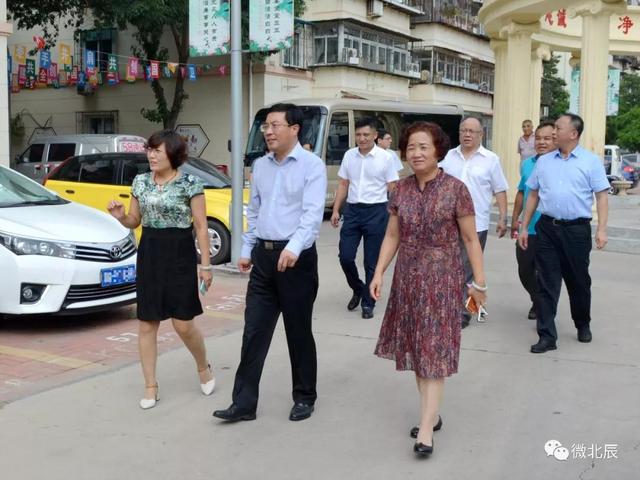 近日,区委副书记,区长王宝雨,副区长胡学春走访基层,调研社区建设