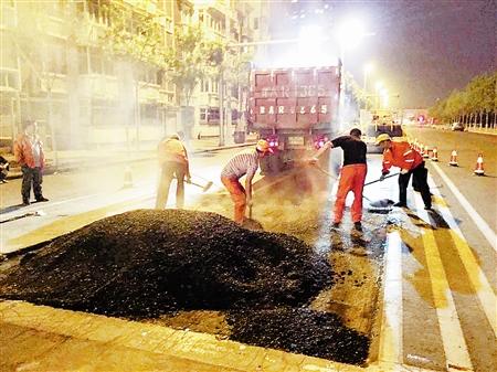 施工人员夜战5小时 平江道搓板路变通途