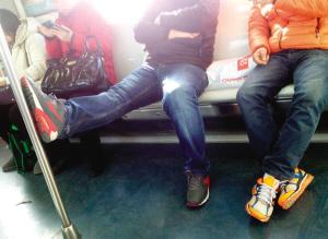 地铁不文明现象 困扰市民抹黑城市形象