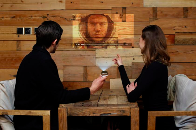 别人还在戴智能手表时 你把投影仪戴在手腕上_大燕网天津站_腾讯网