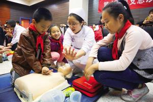 暖心公益行活动 家长和孩子一起救人