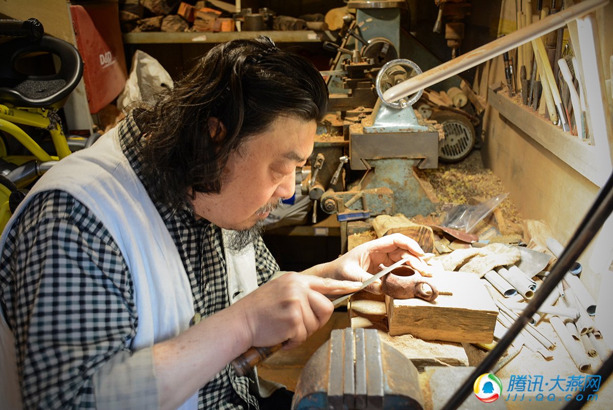 天津匠人雕刻数百木壶 最小的茶壶能当戒指戴