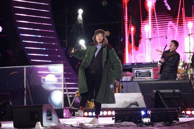 穿军大衣上舞台唱歌的 全中国就她一个