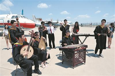 中国民航大学毕业生校园里演奏离别乐曲
