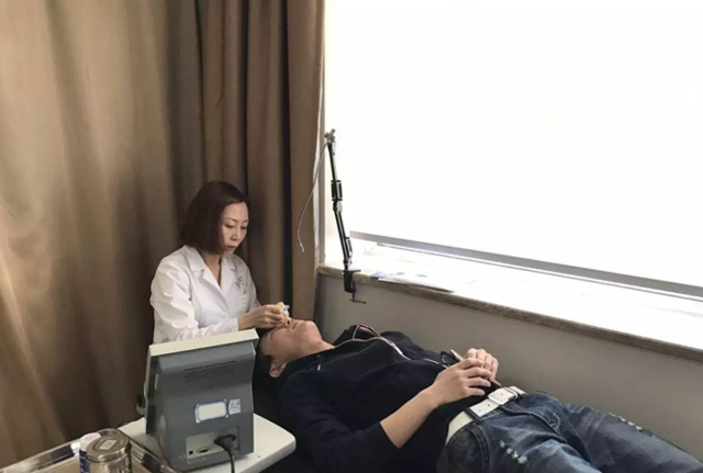 天视体育名嘴全飞秒术前检查直播引万人关注