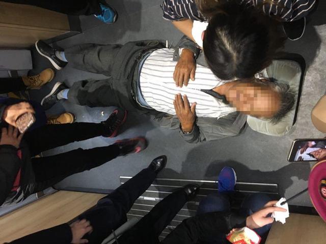 天津老人列车上突发晕厥,警民热心齐相助