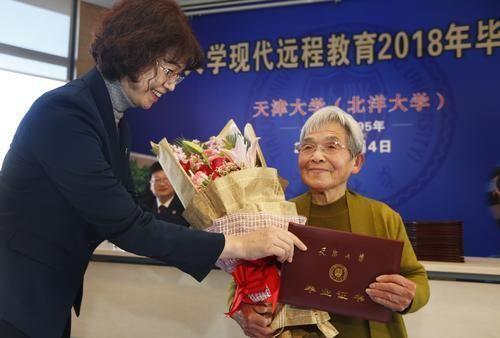 天津81岁学霸奶奶拿到天津大学毕业证