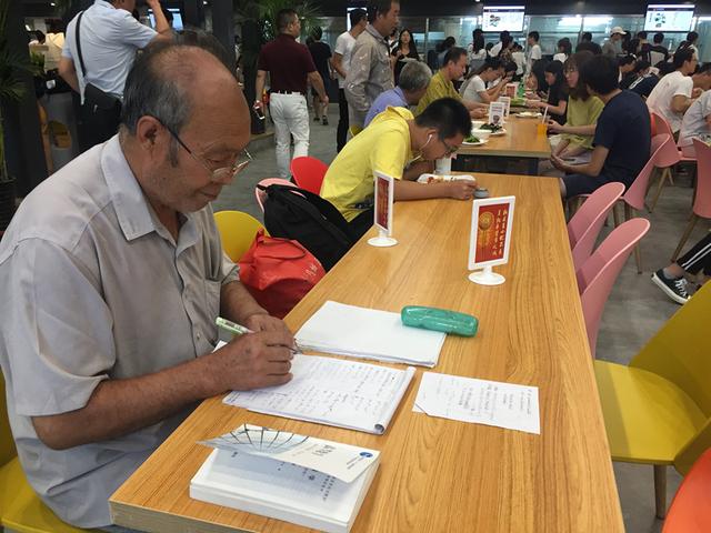 七旬老人小学文凭自学高数 跑遍各高校向学生