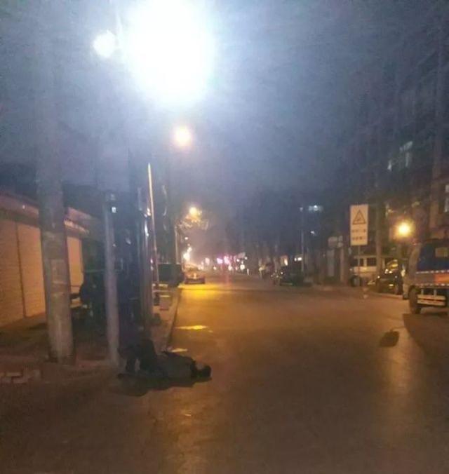 津一男子喝高冬天晚上躺马路"冻冰棍"