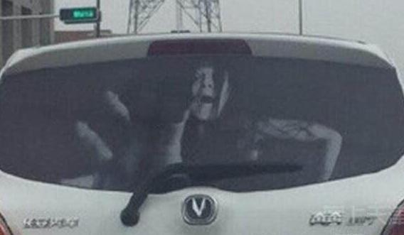 恐怖女鬼图案现身汽车后窗 司机:可吓死人了