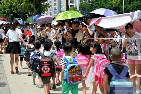 福州市仓山区第五中心小学,许多一年级新生家长们来到校门口等候放学