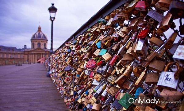 巴黎爱情锁桥被拆 一不留神成了单身汪的狂欢