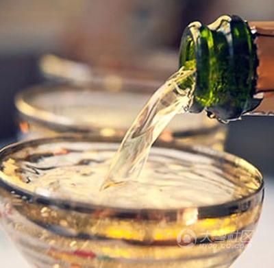 酒如春药悠着喝 浅酌助性无酒不欢反丧命